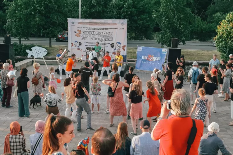 Фестиваль уличных театров На Карповке